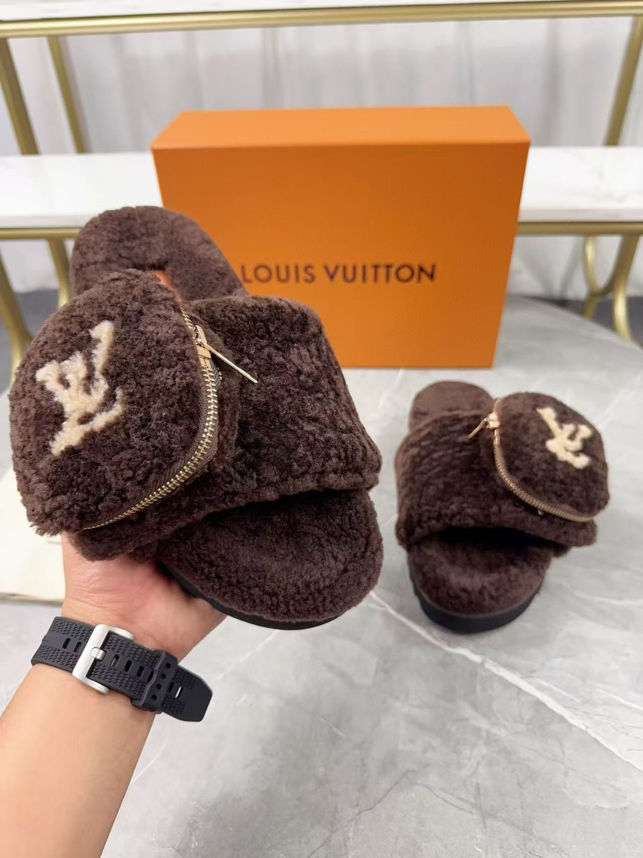 UA LV Slippers