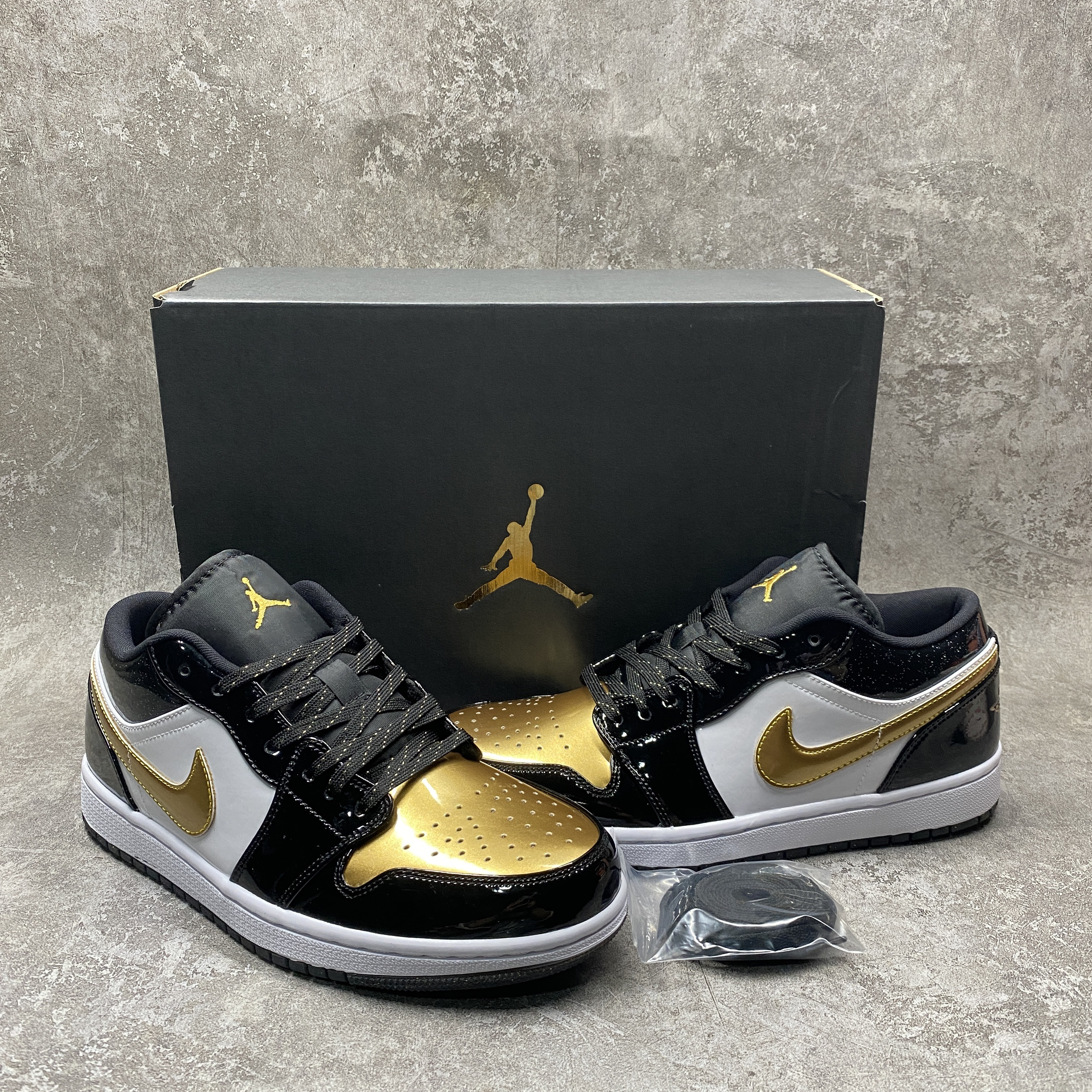 Air Jordan 1 Low SE Gold Toe
