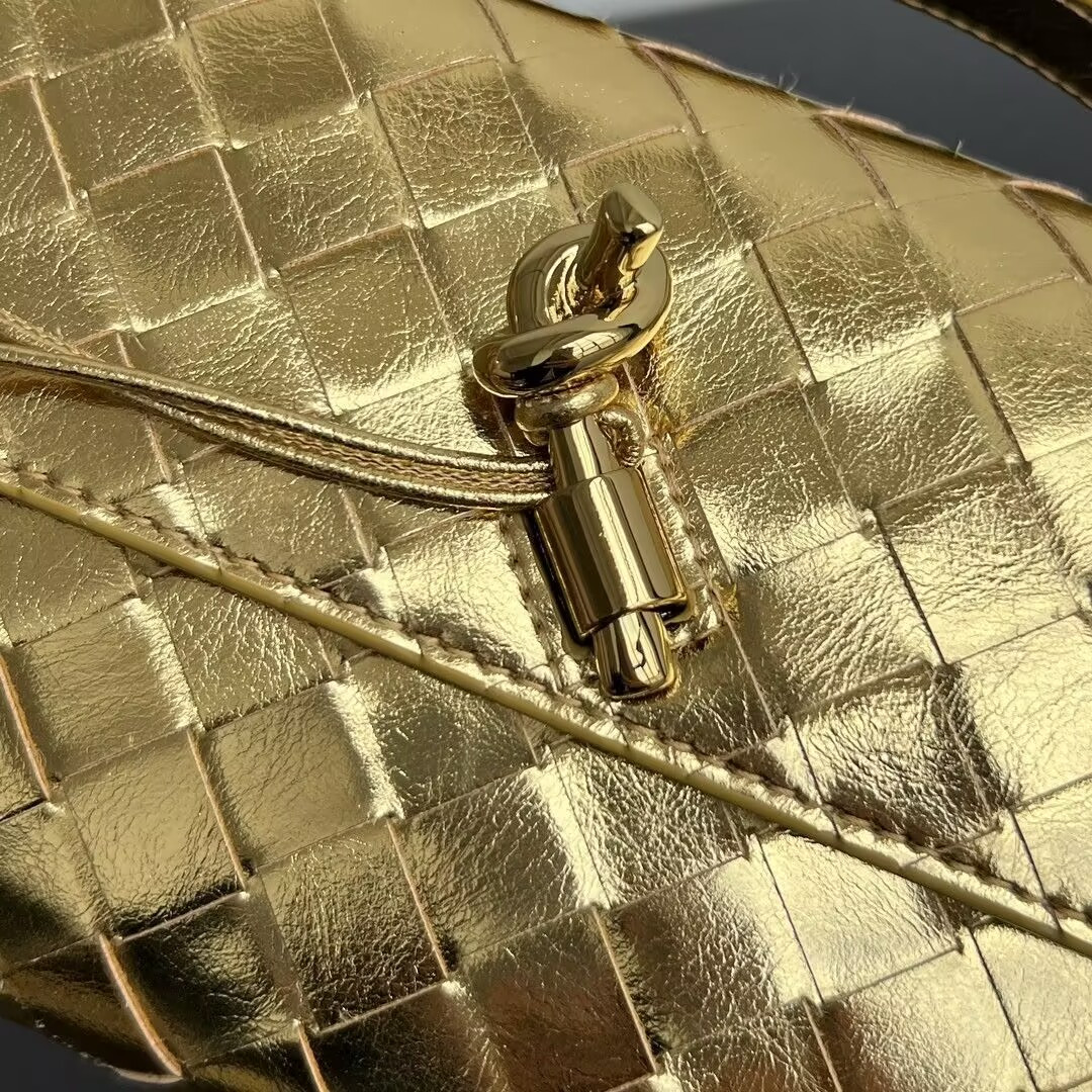 bo*te*ga Ve*ne*ta long clutch andiamo with handle