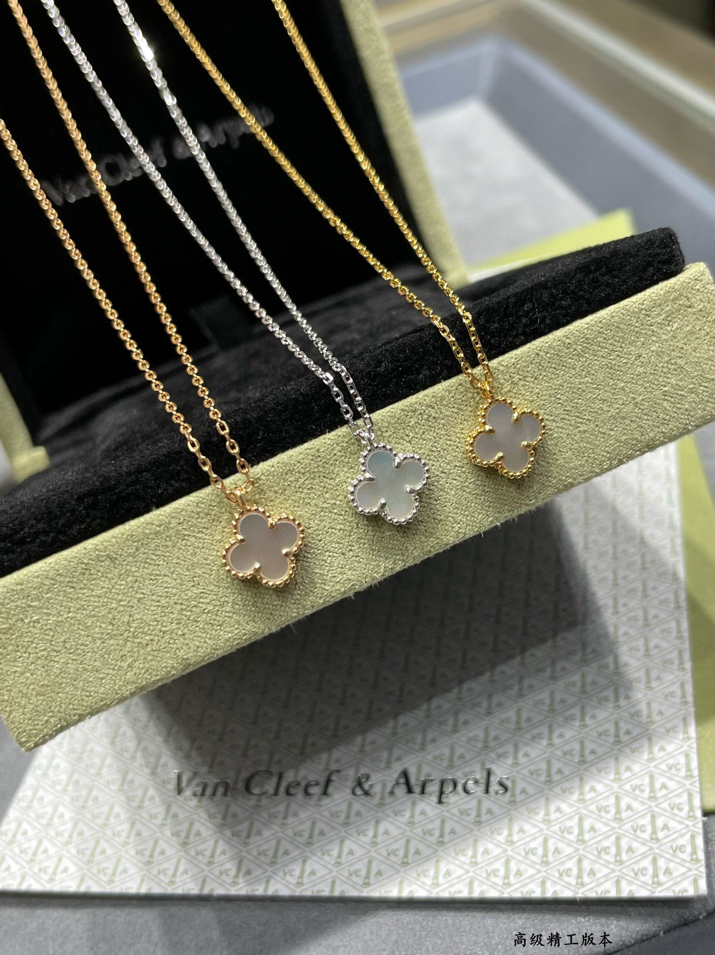 V*N CL*F & arpels mini necklace diameter approx 1.0cm,chain length approx 40+5cm