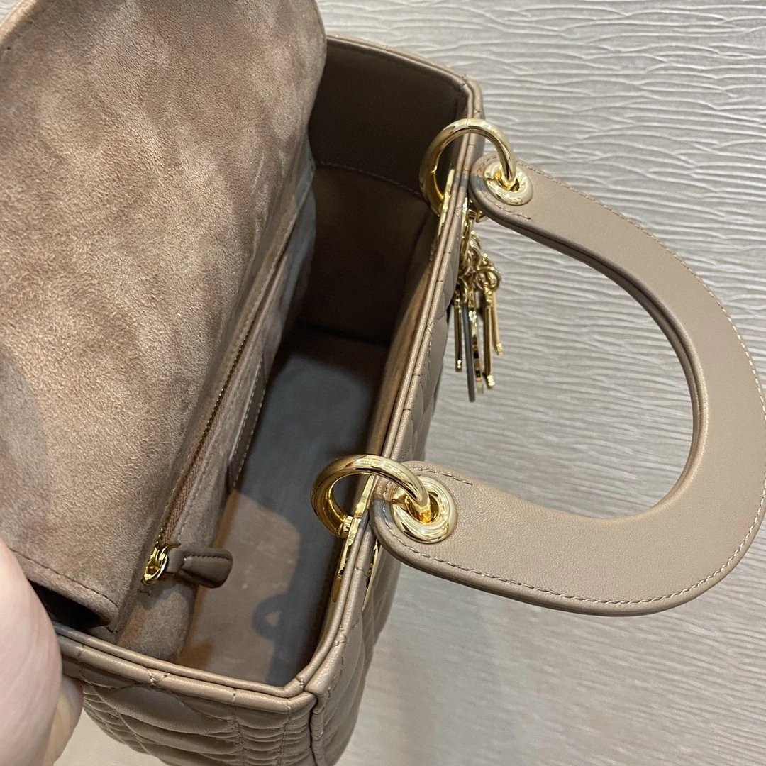 small lady D*oramour my abcD*or bag 8 x 6.5 x 3 inches