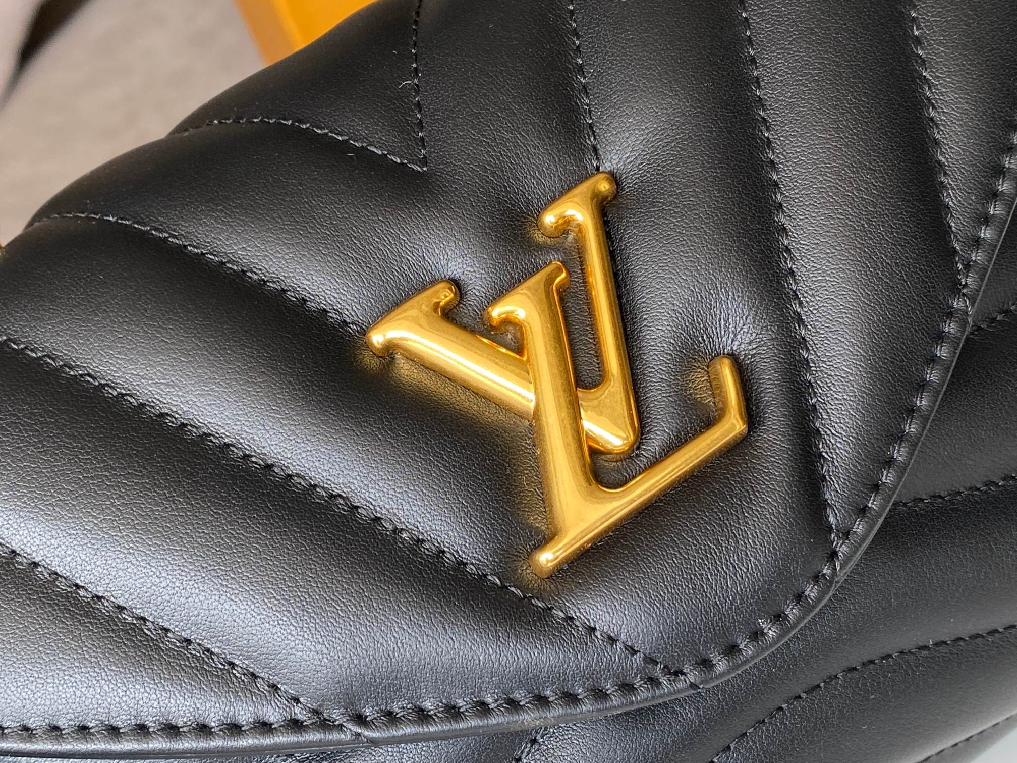 LV HOLD ME M21720 23x15x10cm