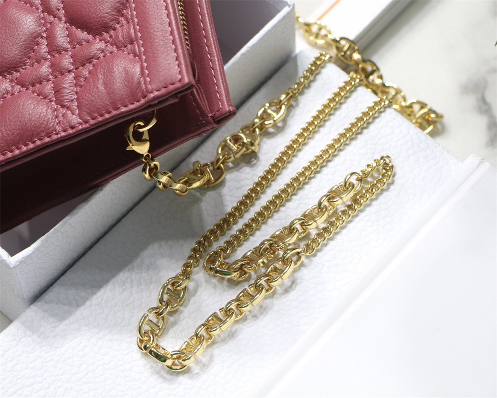 d*or caro zipped pouch with chain red S*pple cannage calfskin 19 x 14 x 4.5 cm