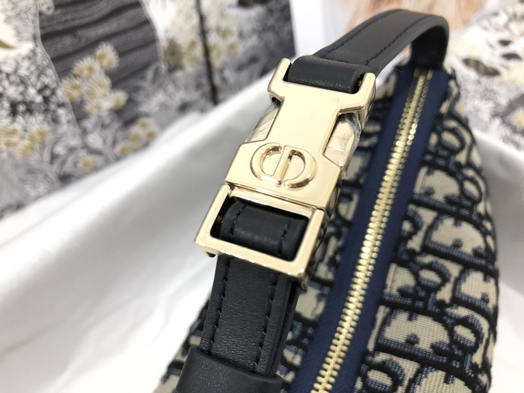 medium D*or travel nomad pouch