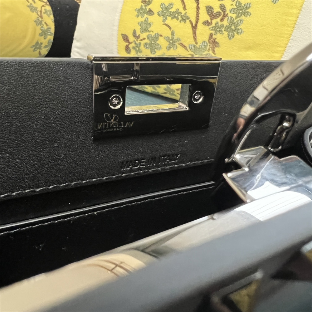 VALENTINO GARAVANI ROCKSTUD23 SMALL SMOOTH CALFSKIN SHOULDER BAG BLACK