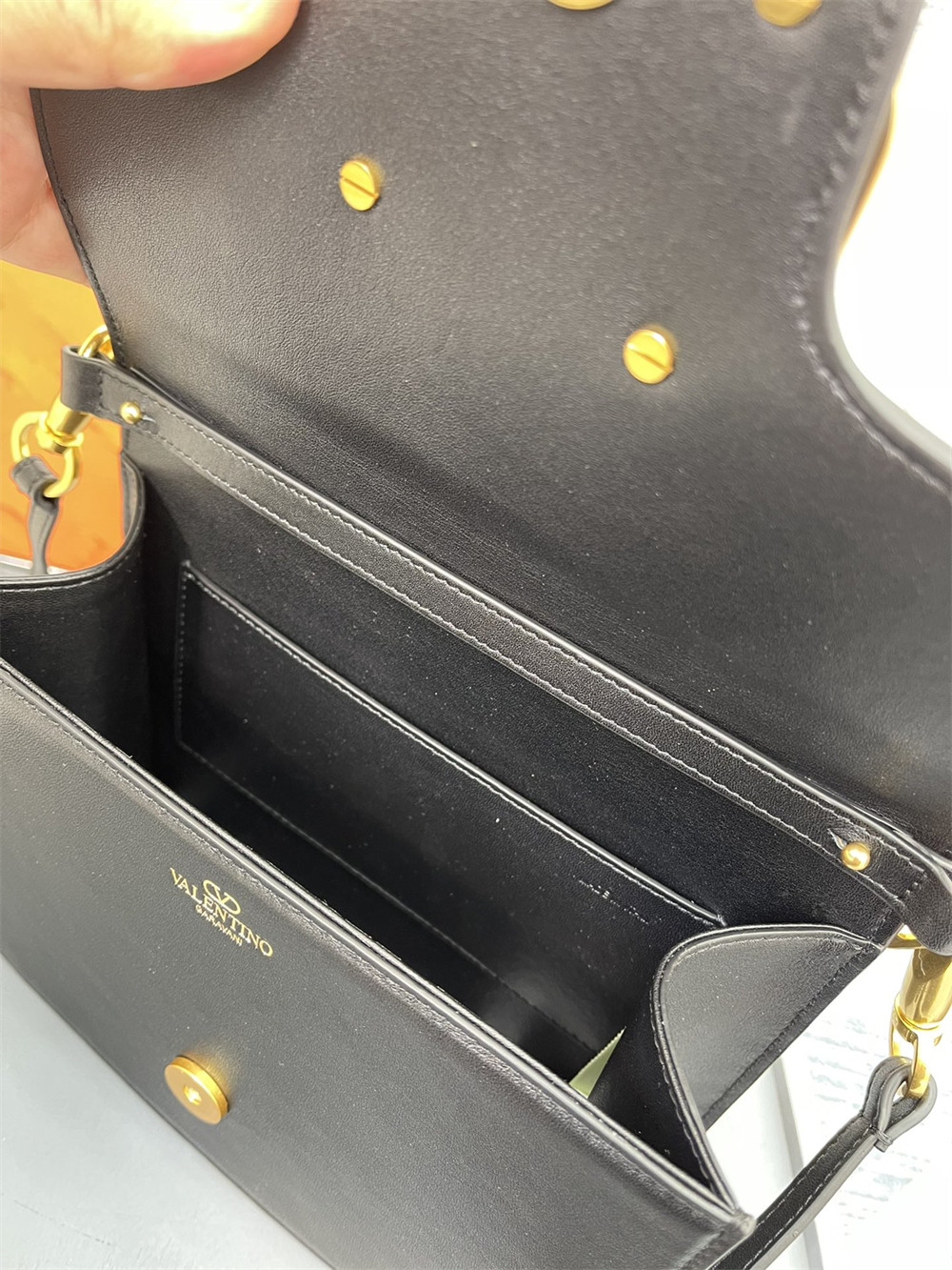 VALENTINO GARAVANI LOCÒ CALFSKIN SHOULDER SMALL BAG BLACK 22 x 16 x 7 cm