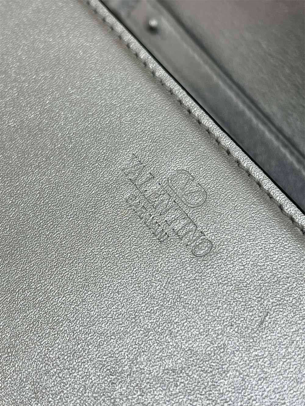 VALENTINO GARAVANI LOCÒ CALFSKIN SHOULDER SMALL BAG SILVER 22 x 16 x 7 cm