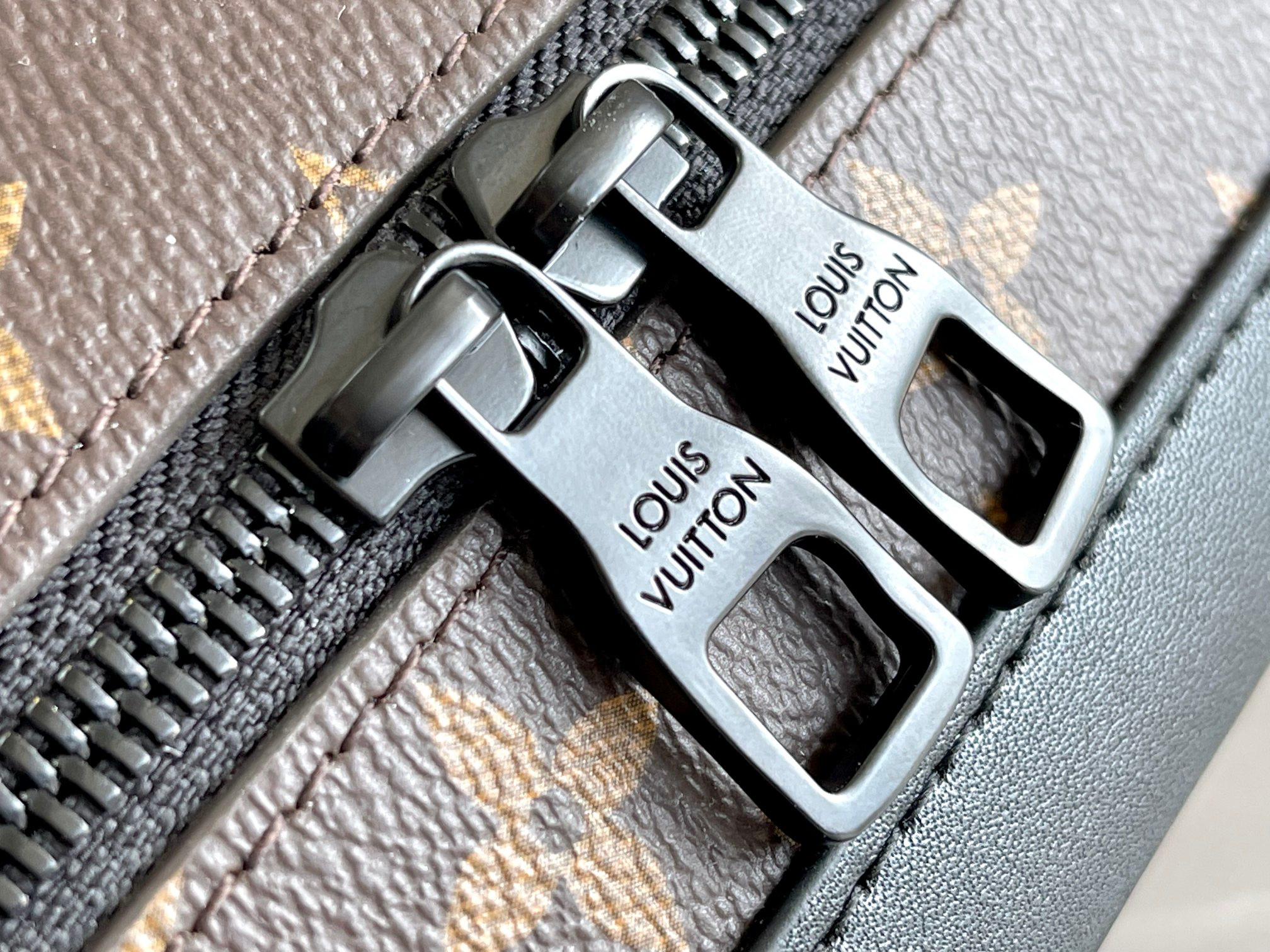 LV M44478 Soft Trunk Virgil Abhol 9.8 x 7.1 x 3.9 inches