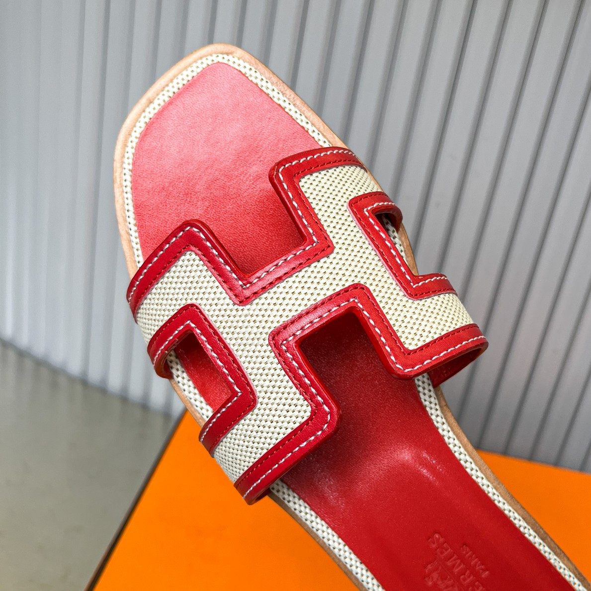 UA Hermès Oran sandal