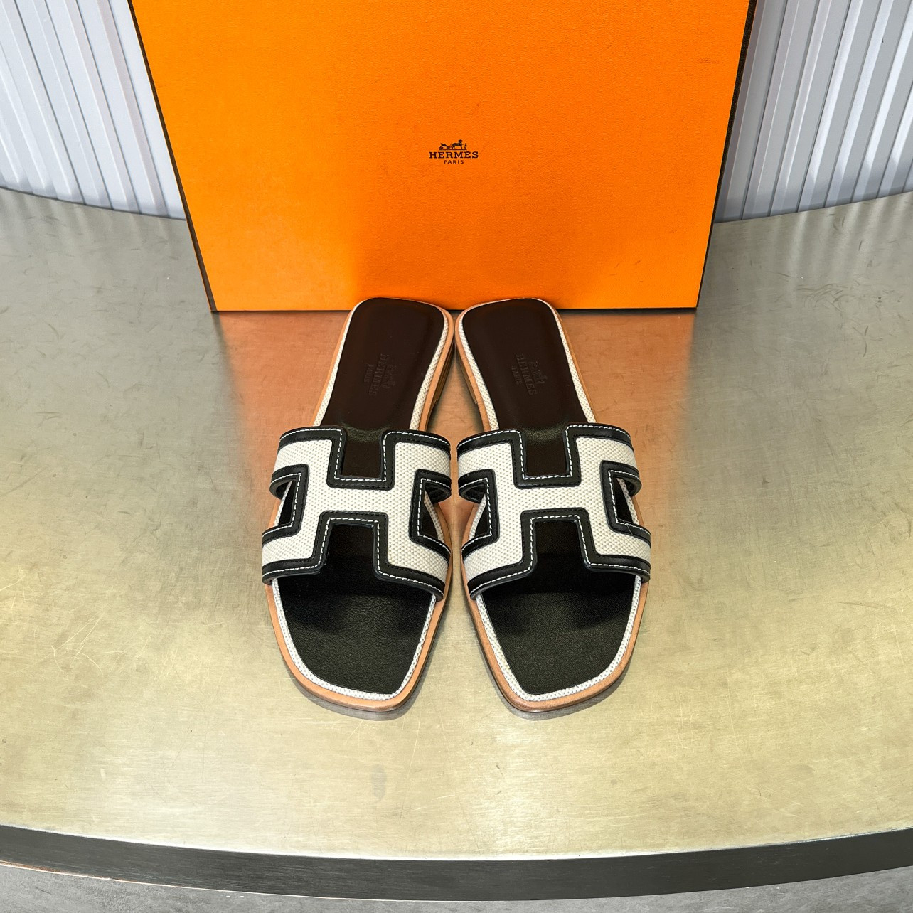 UA Hermès Oran sandal