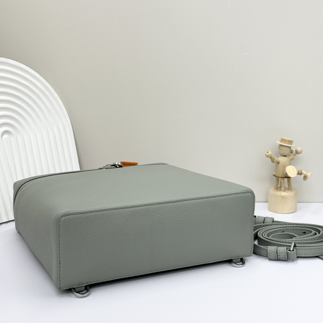 L**o p*ana extra pocket backpack l23.5 grained calfskin 23 x 21 x 8 cm