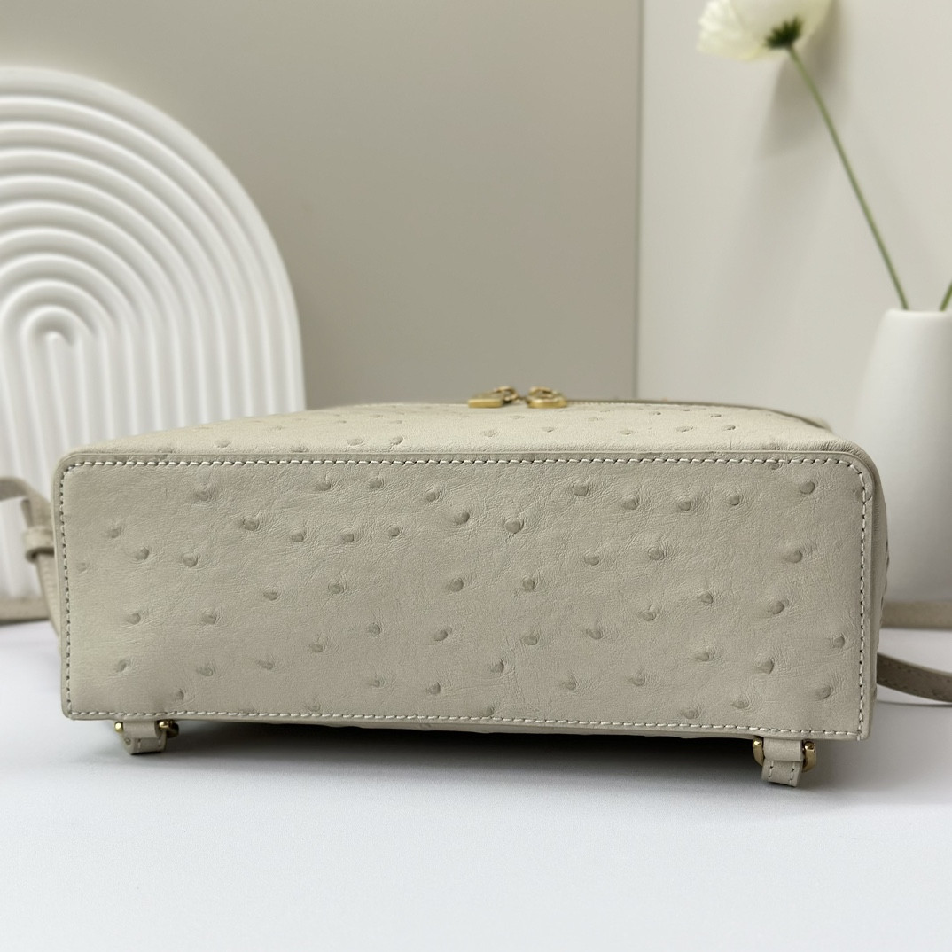 L**o p*ana extra pocket backpack l23.5 ostrich-grained leather 23 x 21 x 8 cm