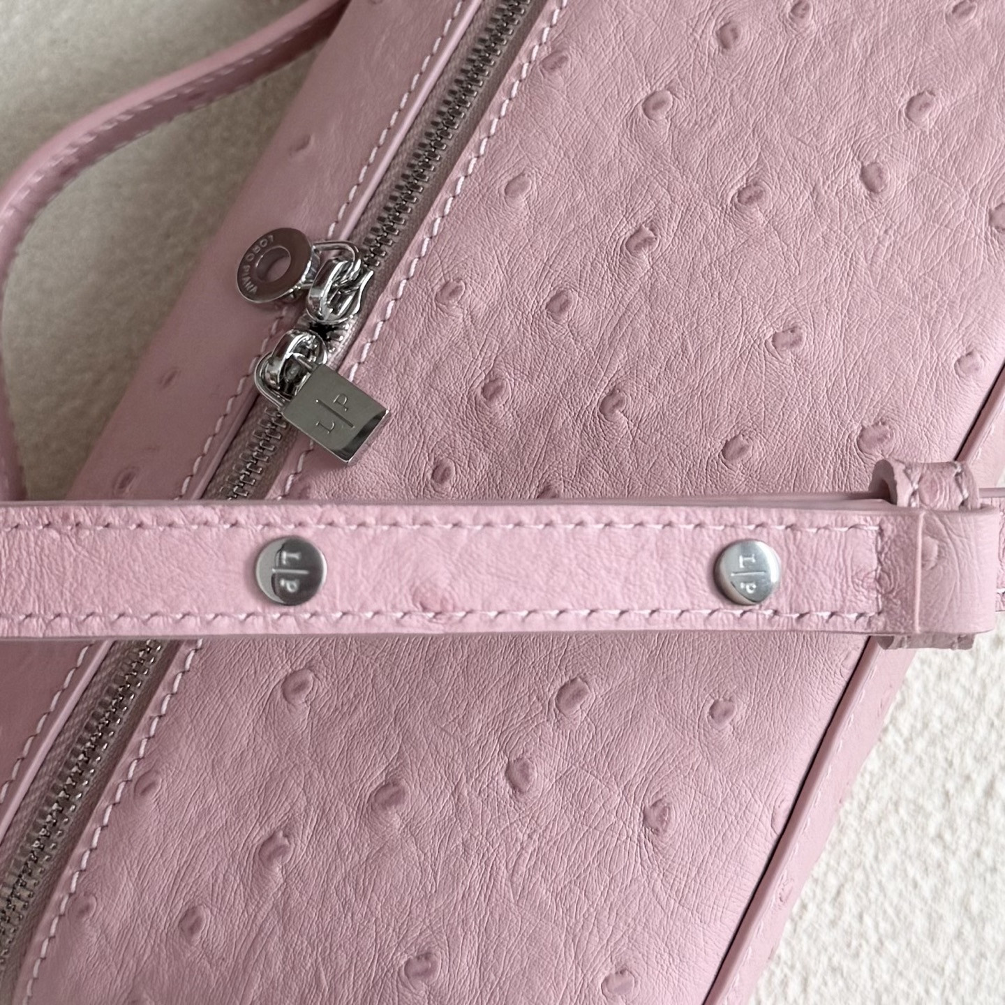 L**o p*ana extra pocket l19 ostrich-grained leather 11 x 19 x 6.5 cm