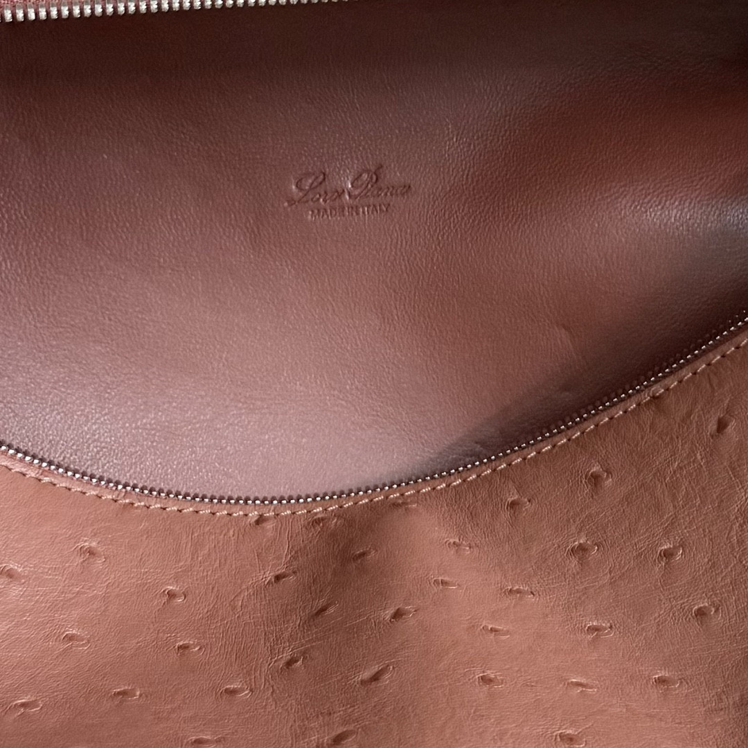 L**o p*ana extra pocket l27 ostrich-grained leather 16x27x10cm